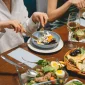 Ilustrasi menyantap makanan sehat. (Foto: Pexels)