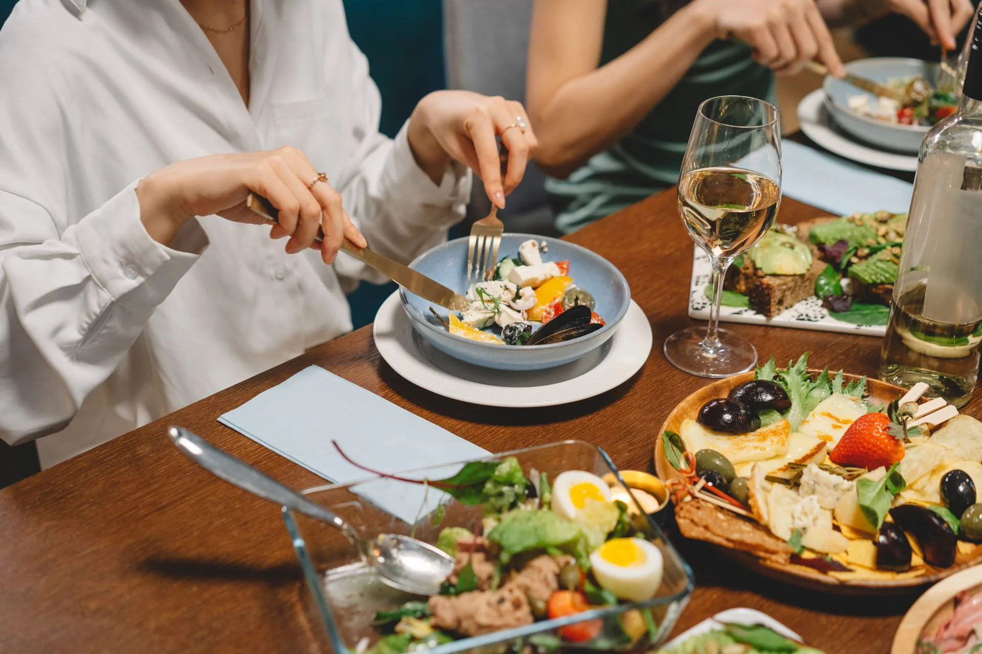Ilustrasi menyantap makanan sehat. (Foto: Pexels)