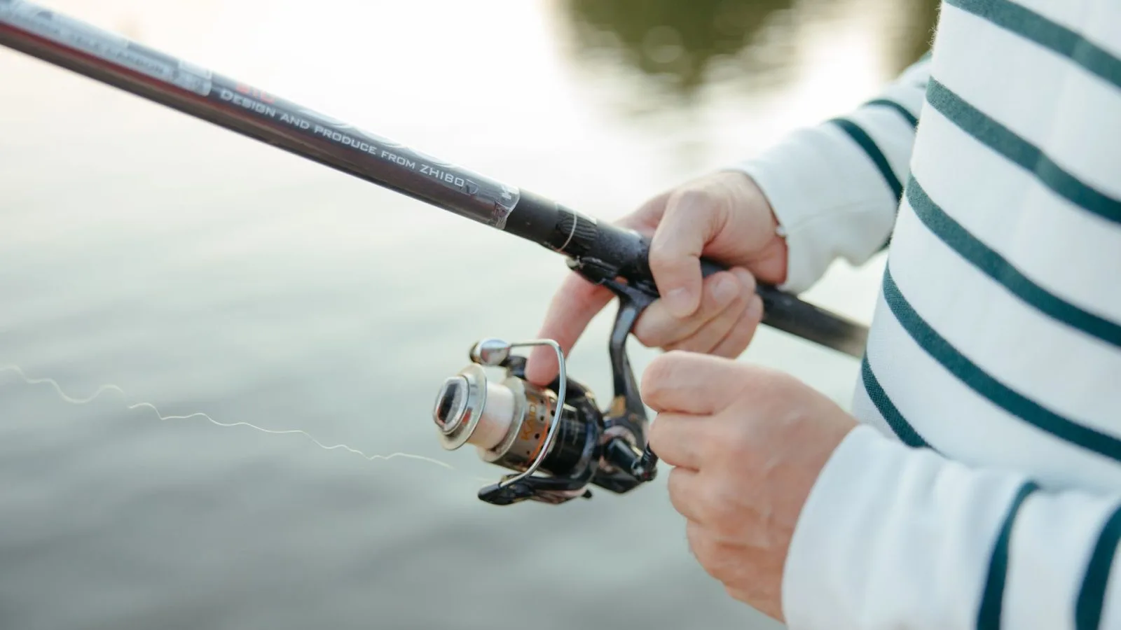 Ilustrasi seseorang sedang memancing ikan. (Foto: Pexels)