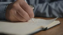 Ilustrasi menulis dengan pena. (Foto: Pexels)