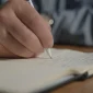 Ilustrasi menulis dengan pena. (Foto: Pexels)