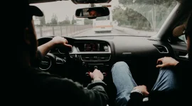 Ilustrasi menyetir mobil. (Foto: Pexels)