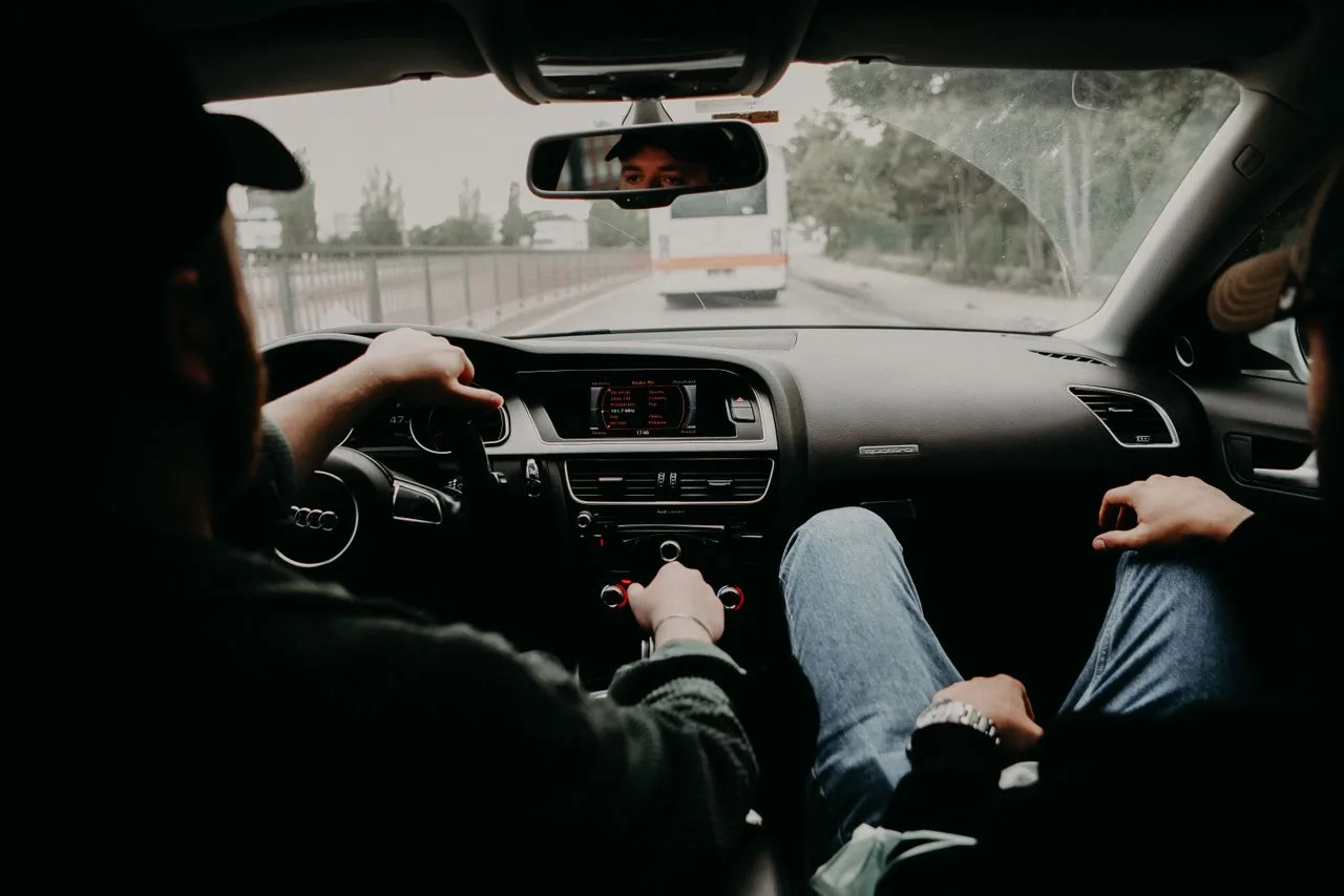 Ilustrasi menyetir mobil. (Foto: Pexels)