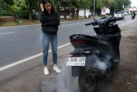 Ilustrasi motor milik seorang perempuan sedang bermasalah. 