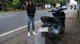 Ilustrasi motor milik seorang perempuan sedang bermasalah. 