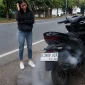 Ilustrasi motor milik seorang perempuan sedang bermasalah. 
