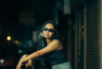 Seorang perempuan sedang menghisap rokok elektrik atau vape. (Foto: Pexels)