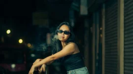 Seorang perempuan sedang menghisap rokok elektrik atau vape. (Foto: Pexels)