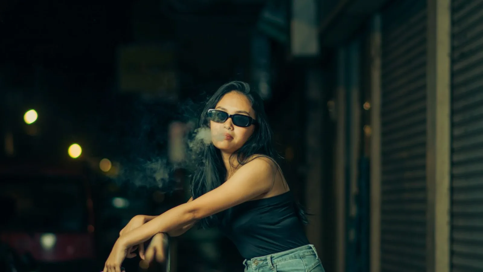 Seorang perempuan sedang menghisap rokok elektrik atau vape. (Foto: Pexels)