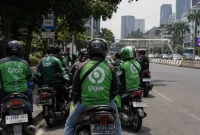 Sejumlah pengemudi ojek online atau ojol sedang menunggu penumpang di Jakarta. (AI)