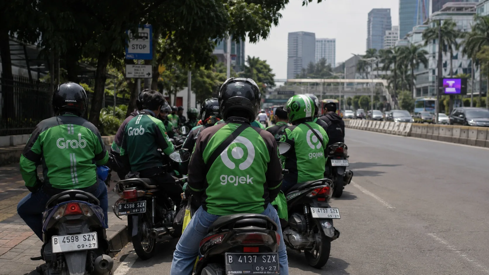 Sejumlah pengemudi ojek online atau ojol sedang menunggu penumpang di Jakarta. (AI)