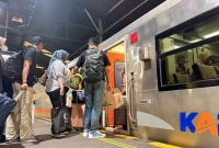 Sejumlah penumpang antre memasuki gerbong kereta api. (Dok. KAI)