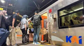 Sejumlah penumpang antre memasuki gerbong kereta api. (Dok. KAI)