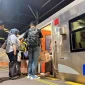 Sejumlah penumpang antre memasuki gerbong kereta api. (Dok. KAI)