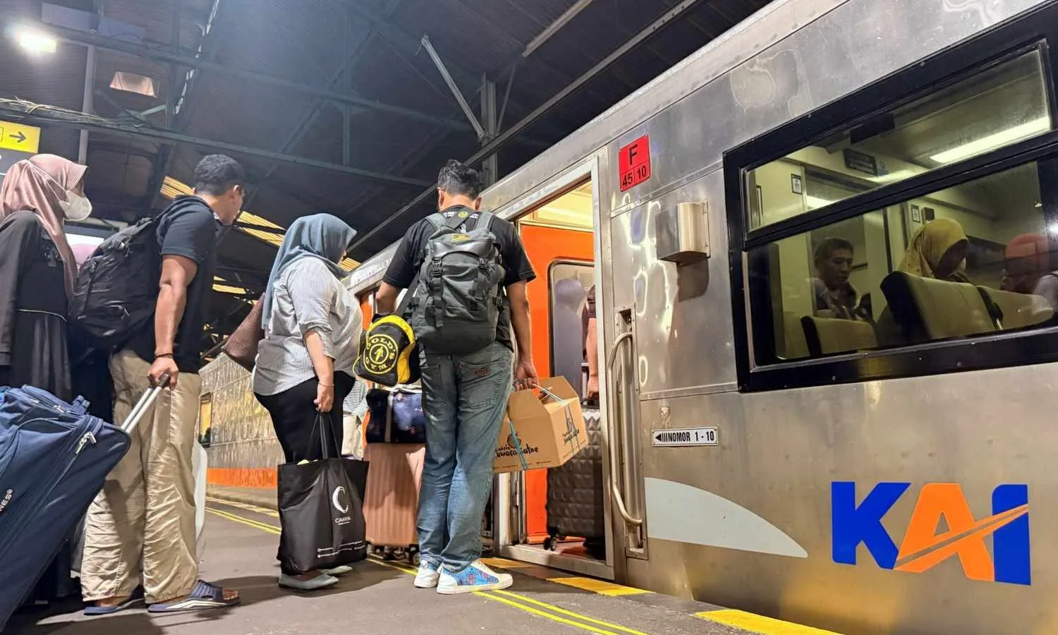 Sejumlah penumpang antre memasuki gerbong kereta api. (Dok. KAI)