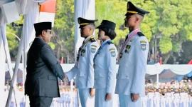 Presiden Prabowo Subianto memimpin Upacara Pelantikan Pamong Praja Muda (PPM) Angkatan XXXIII Institut Pemerintahan Dalam Negeri (IPDN) Tahun 2026. (Dok. Setpres)