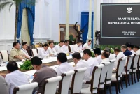 Presiden Prabowo Subianto memimpin rapat terbatas bersama sejumlah menteri Kabinet Merah Putih di Istana Kepresidenan Jakarta pada Kamis, 23 Juli 2026. (Dok. Setpres)