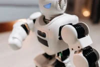 Tampilan dekat robot mainan futuristik bermata biru. (Foto: Pexels)