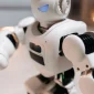 Tampilan dekat robot mainan futuristik bermata biru. (Foto: Pexels)