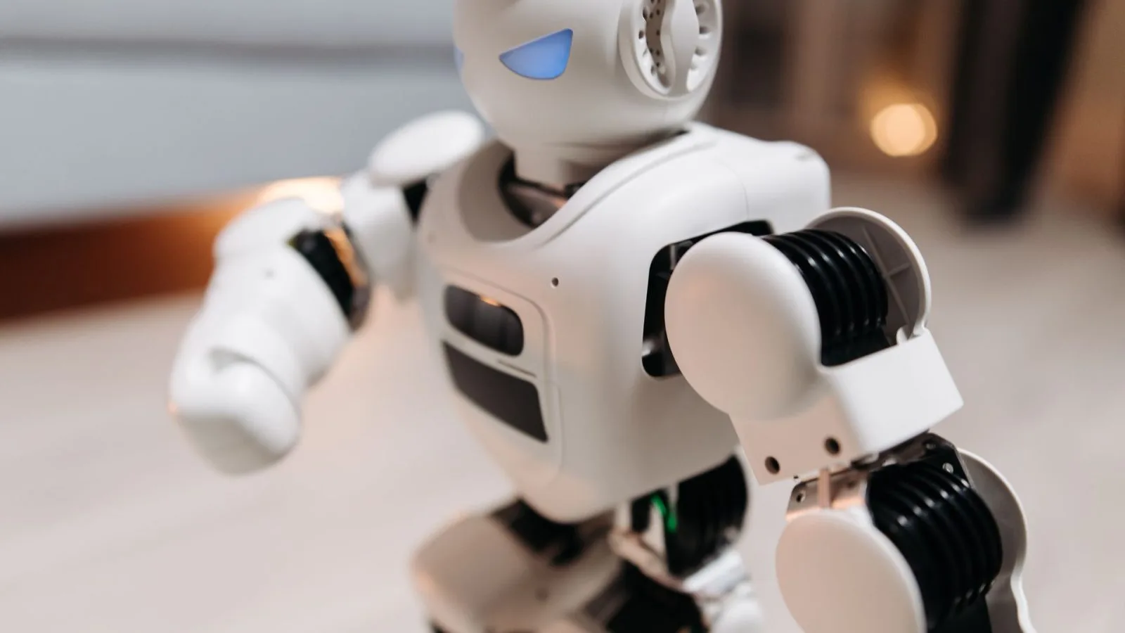 Tampilan dekat robot mainan futuristik bermata biru. (Foto: Pexels)