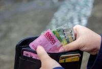 Ilustrasi uang rupiah di dalam dompet. (Foto: Pexels)