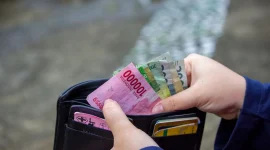Ilustrasi uang rupiah di dalam dompet. (Foto: Pexels)