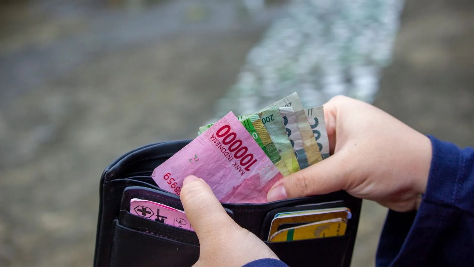 Ilustrasi uang rupiah di dalam dompet. (Foto: Pexels)