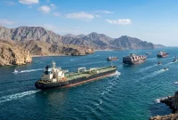 Ilustrasi kapal-kapal kargo melintas di Selat Hormuz. (AI)