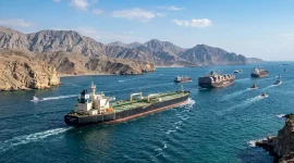 Ilustrasi kapal-kapal kargo melintas di Selat Hormuz. (AI)
