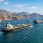Ilustrasi kapal-kapal kargo melintas di Selat Hormuz. (AI)