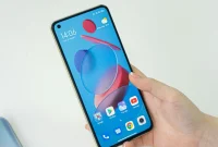 Seseorang sedang memegang smartphone android. (Foto: Unsplash)