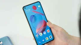 Seseorang sedang memegang smartphone android. (Foto: Unsplash)
