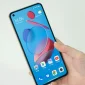 Seseorang sedang memegang smartphone android. (Foto: Unsplash)