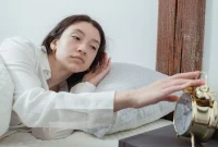 Ilustrasi seorang perempuan kesulitan tidur. (Foto: Pexels)