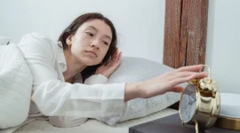 Ilustrasi seorang perempuan kesulitan tidur. (Foto: Pexels)