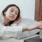 Ilustrasi seorang perempuan kesulitan tidur. (Foto: Pexels)