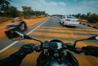 Ilustrasi mengendarai sepeda motor di jalan raya. (Foto: Pexels)