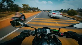 Ilustrasi mengendarai sepeda motor di jalan raya. (Foto: Pexels)