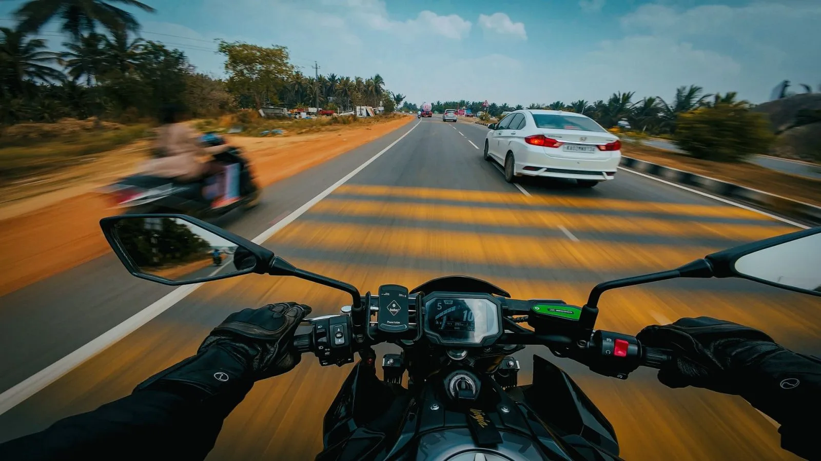 Ilustrasi mengendarai sepeda motor di jalan raya. (Foto: Pexels)