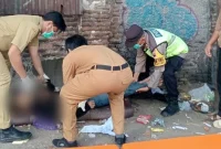 Proses evakuasi pria lanjut usia tanpa identitas yang tergeletak dalam kondisi kritis di Jalan Cimanuk. (Dok. Polsek Tegal Timur)