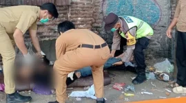 Proses evakuasi pria lanjut usia tanpa identitas yang tergeletak dalam kondisi kritis di Jalan Cimanuk. (Dok. Polsek Tegal Timur)