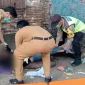 Proses evakuasi pria lanjut usia tanpa identitas yang tergeletak dalam kondisi kritis di Jalan Cimanuk. (Dok. Polsek Tegal Timur)