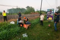 Polsek Rejotangan Evakuasi Mr. X Tewas Tertabrak KA Brawijaya di Buntaran. (Dok. Polres Tulungagung)