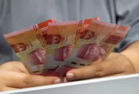 Ilustrasi seseorang sedang memegang uang rupiah. (Foto: Pexels)