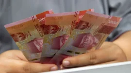 Ilustrasi seseorang sedang memegang uang rupiah. (Foto: Pexels)