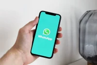 Ilustrasi seseorang sedang membuka aplikasi WhatsApp. (Foto: Pexels)