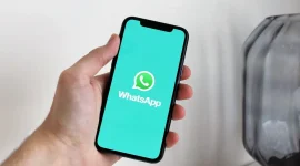 Ilustrasi seseorang sedang membuka aplikasi WhatsApp. (Foto: Pexels)