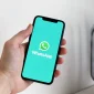 Ilustrasi seseorang sedang membuka aplikasi WhatsApp. (Foto: Pexels)