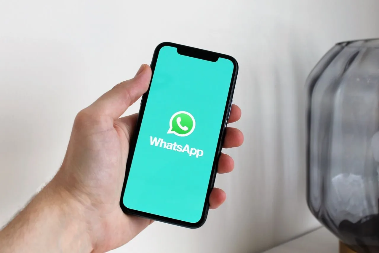 Ilustrasi seseorang sedang membuka aplikasi WhatsApp. (Foto: Pexels)