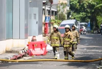 Petugas pemadam kebakaran di sekitar Gedung Badan Pendapatan Daerah (Bapenda) DKI Jakarta. (Dok. Beritajakarta)